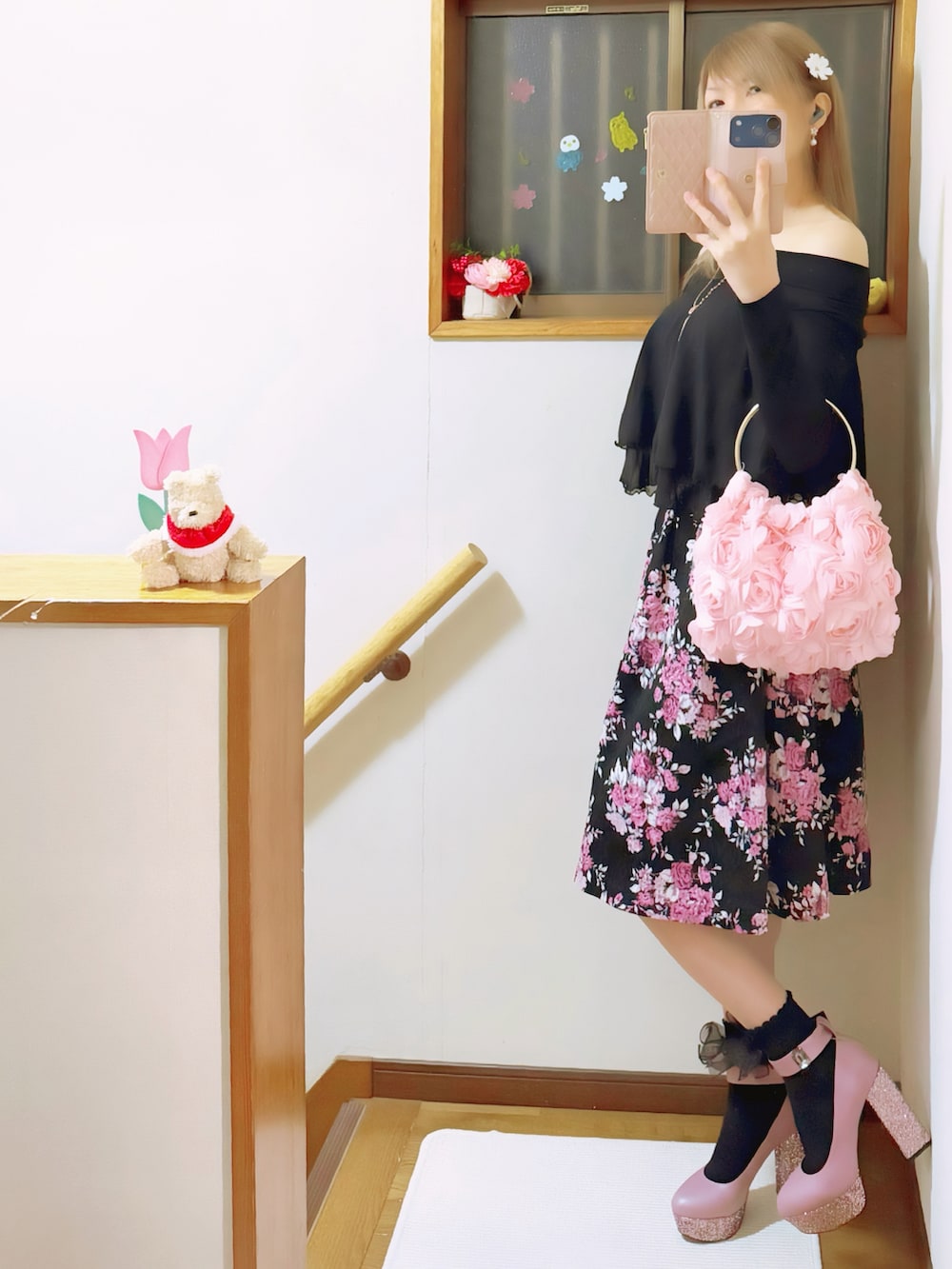 ブラック系のシャツ/ブラウス、ブラック系のライダースジャケット、ブラック系のスカートを着用したレディースの春コーディネートの4枚目の写真