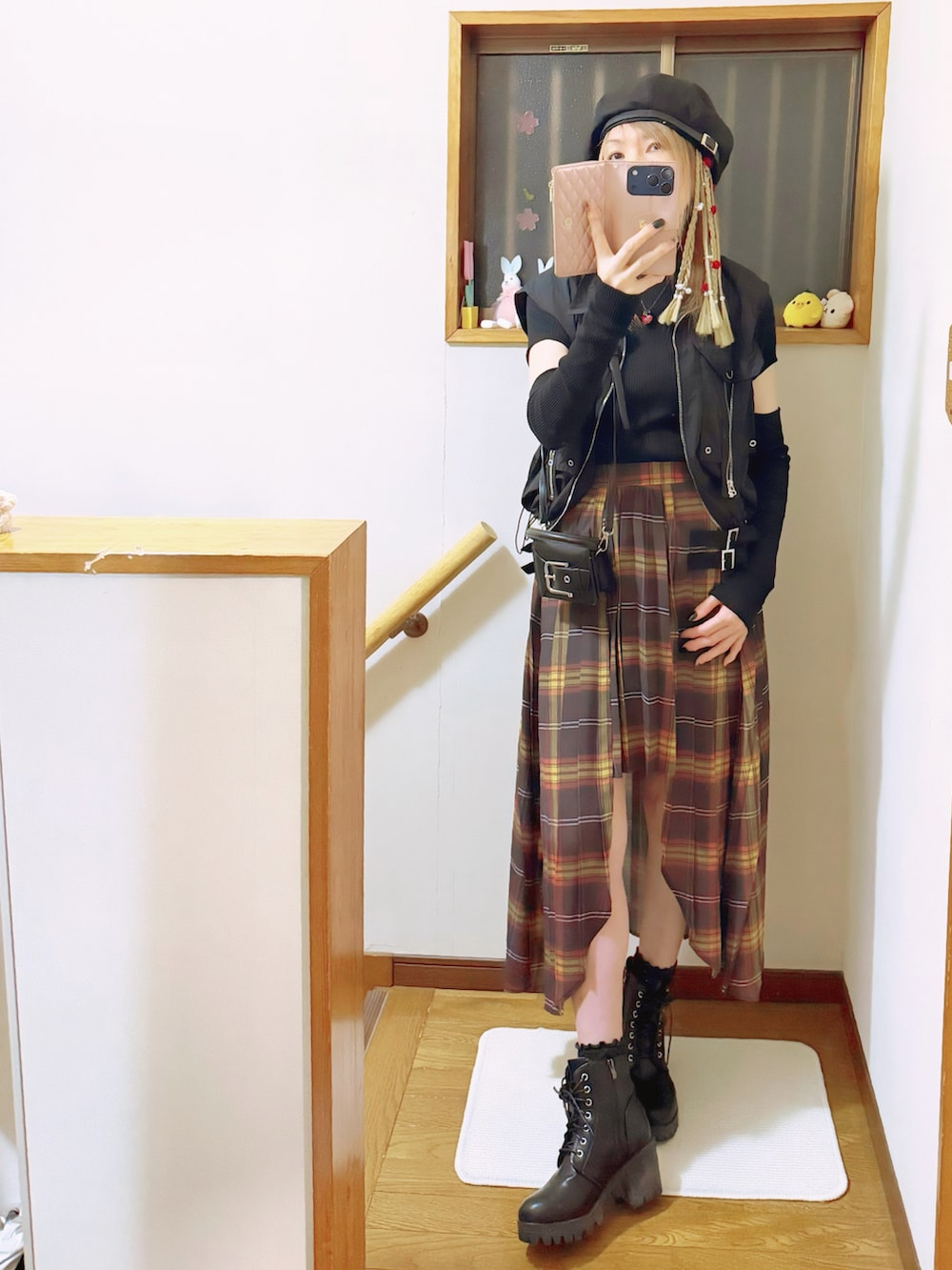 ブラック系のブーツ、ブラック系のTシャツ/カットソー、ブラック系のベストを着用したレディースの夏コーディネートの2枚目の写真