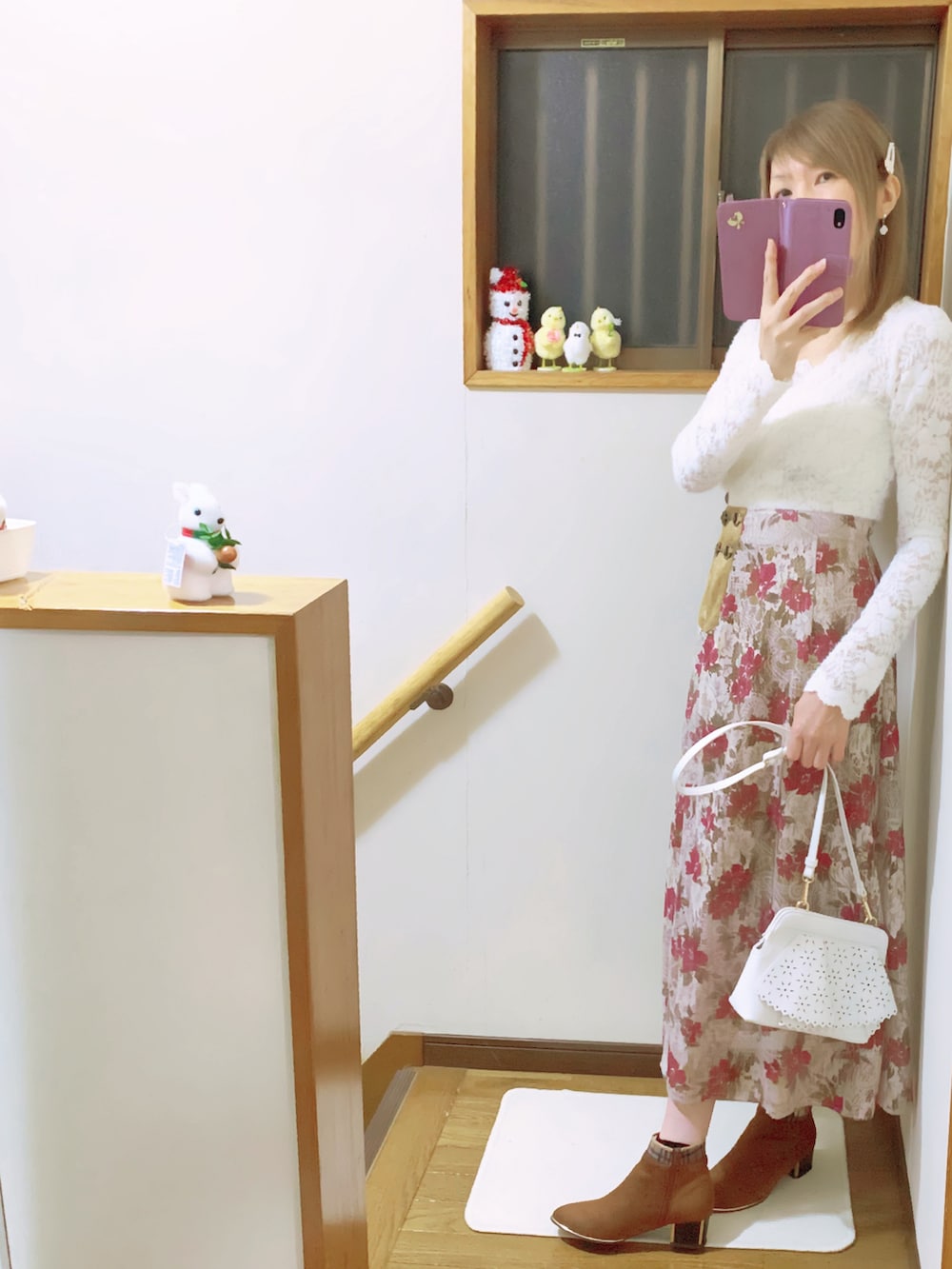 ホワイト系のショルダーバッグ、ホワイト系のキャミソール、ホワイト系のTシャツ/カットソーを着用したレディースの秋コーディネートの3枚目の写真