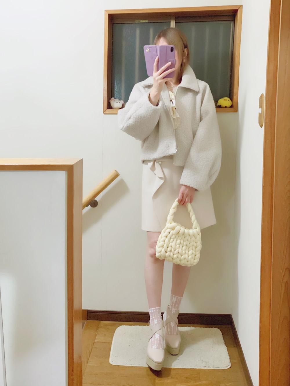 ベージュ系のサンダル、ホワイト系のトートバッグ、ホワイト系のスカートを着用したレディースの秋コーディネートの3枚目の写真