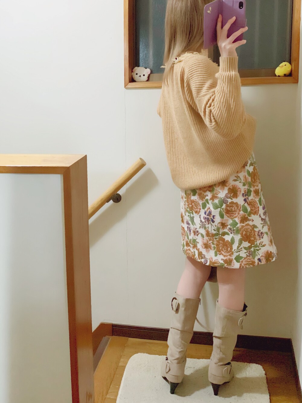 ベージュ系のニット/セーター、ベージュ系のショルダーバッグ、ホワイト系のジャケット/アウターを着用したレディースの冬コーディネートの5枚目の写真