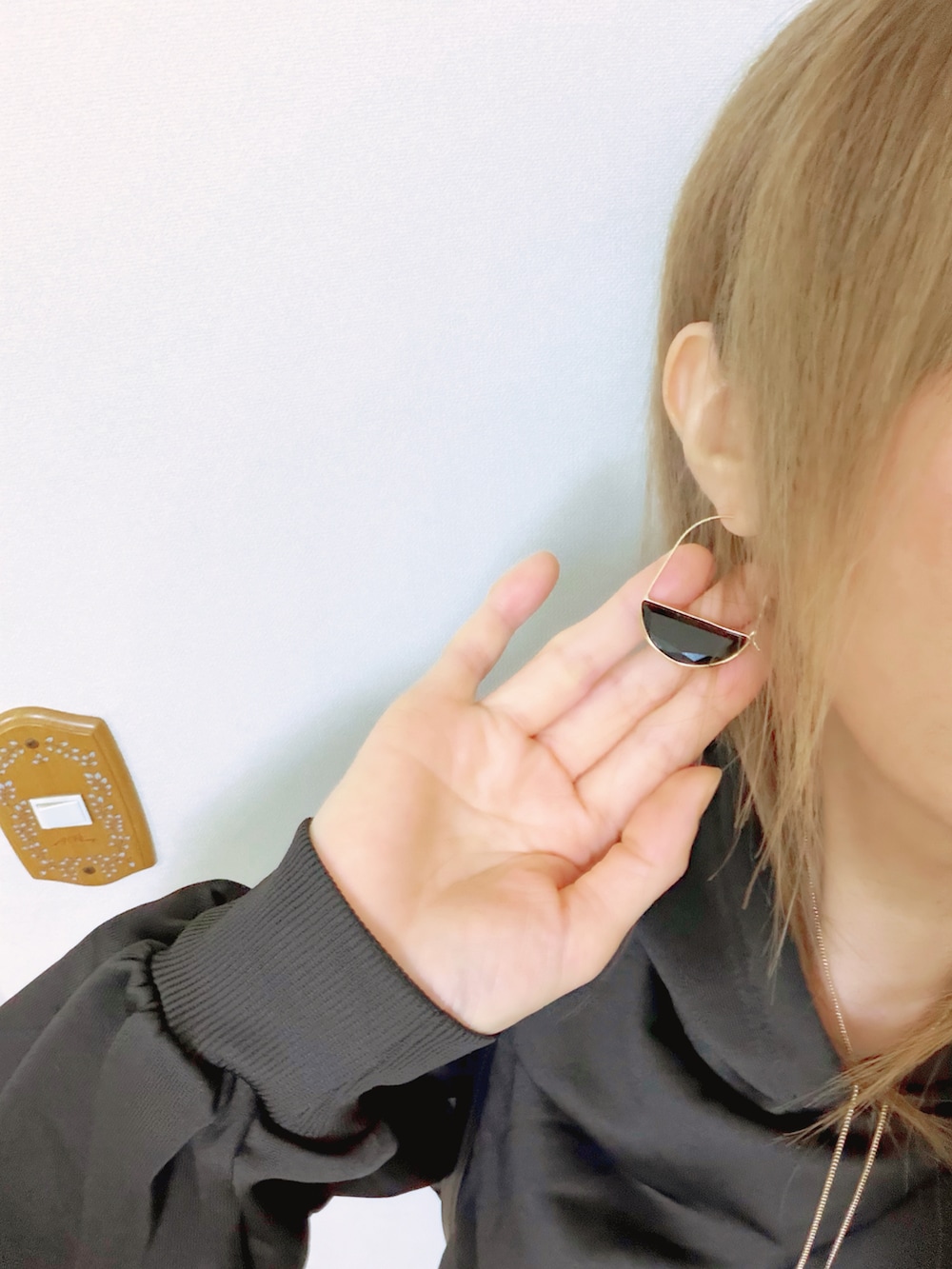 ブラック系のブーツ、ブラック系のパーカー、ブラック系のスカートを着用したレディースの秋コーディネートの5枚目の写真