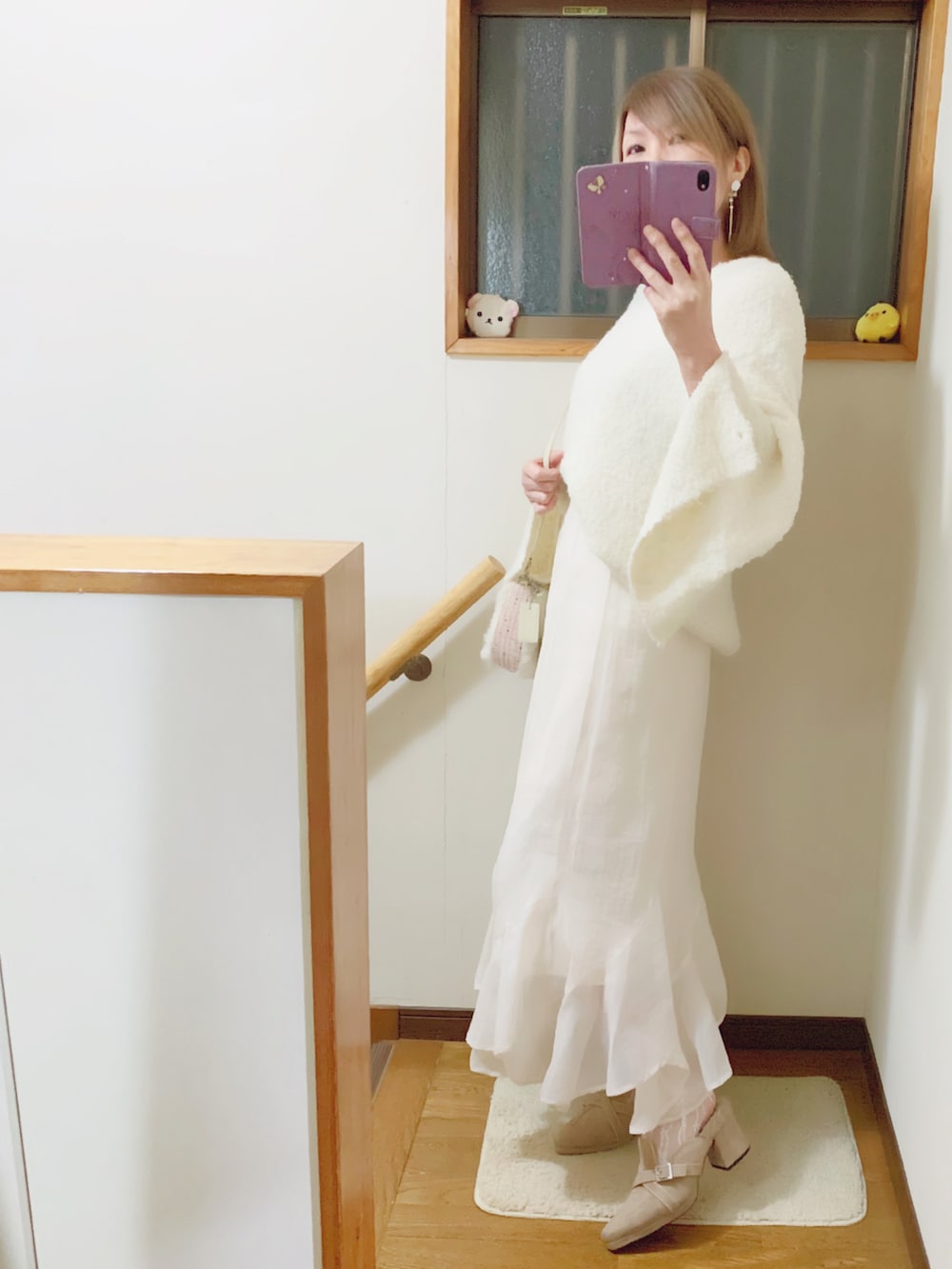 ホワイト系のその他アウター、ホワイト系のニット/セーター、ホワイト系のスカートを着用したレディースの冬コーディネートの2枚目の写真