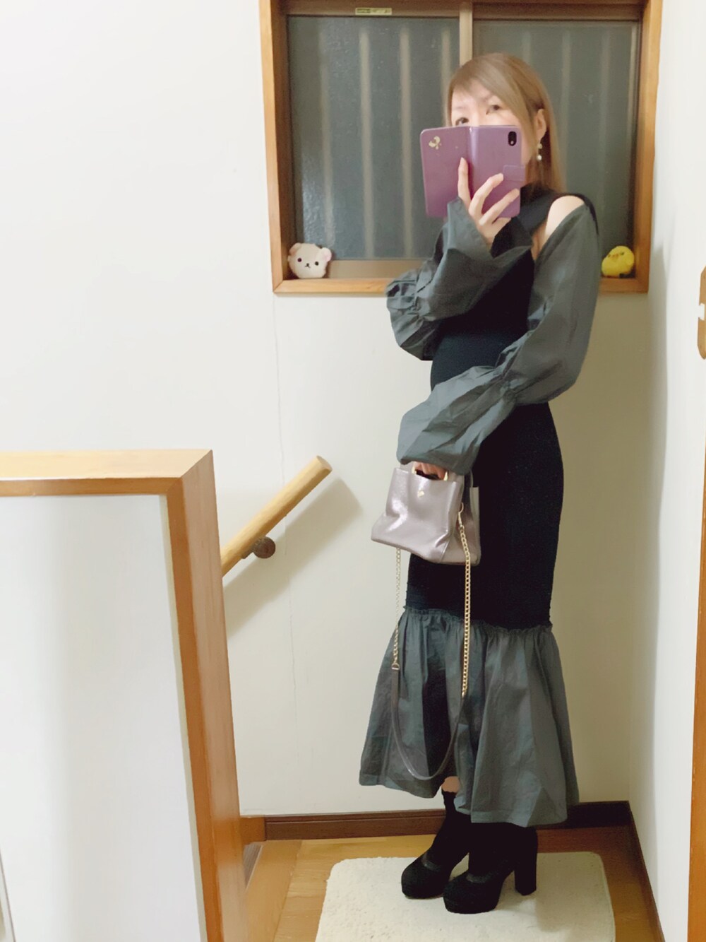 グレー系のハンドバッグ、グレー系のその他アウター、ブラック系のワンピースを着用したレディースの冬コーディネートの4枚目の写真