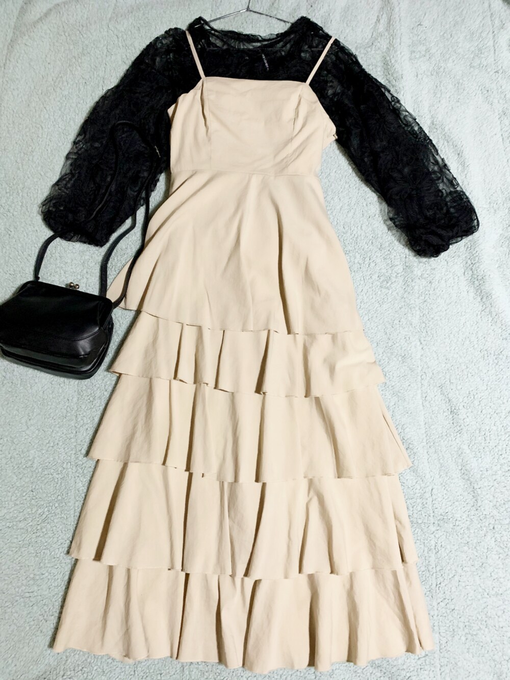 ベージュ系のワンピース、ブラック系のTシャツ/カットソー、ブラック系のキャミソールを着用したレディースの秋コーディネートの5枚目の写真