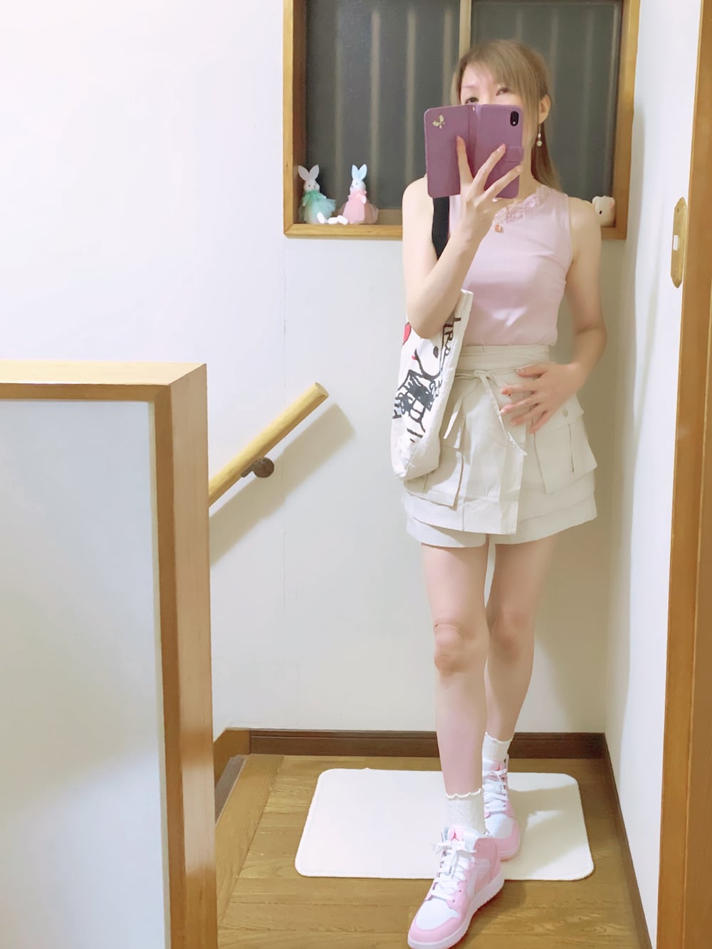 ブルー系のシャツ/ブラウス、ピンク系のタンクトップ、ブルー系のスタジャンを着用したレディースの秋コーディネートの2枚目の写真