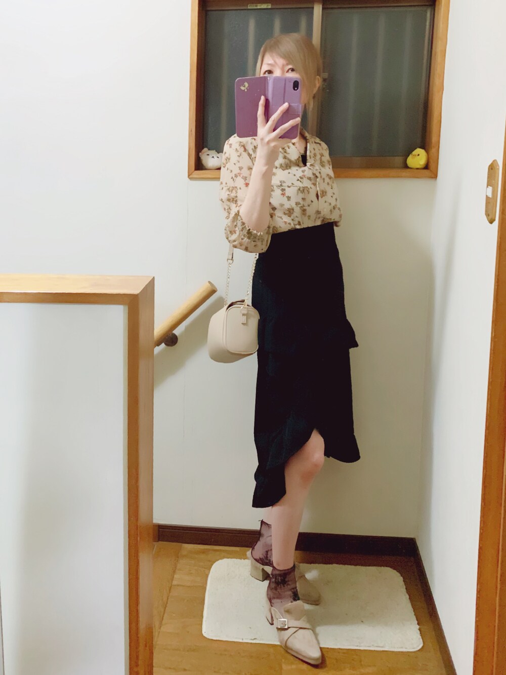 ブラウン系のパンプス、ベージュ系のショルダーバッグ、ブラック系のタンクトップを着用したレディースの秋コーディネートの3枚目の写真