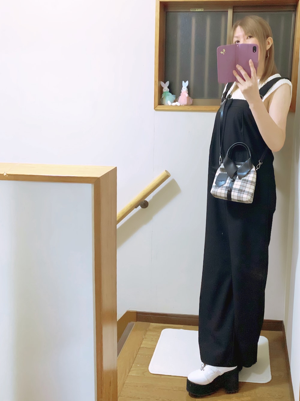 ホワイト系のドレスシューズ、ホワイト系のTシャツ/カットソー、ブラック系のサロペット/オーバーオールを着用したレディースの夏コーディネートの2枚目の写真