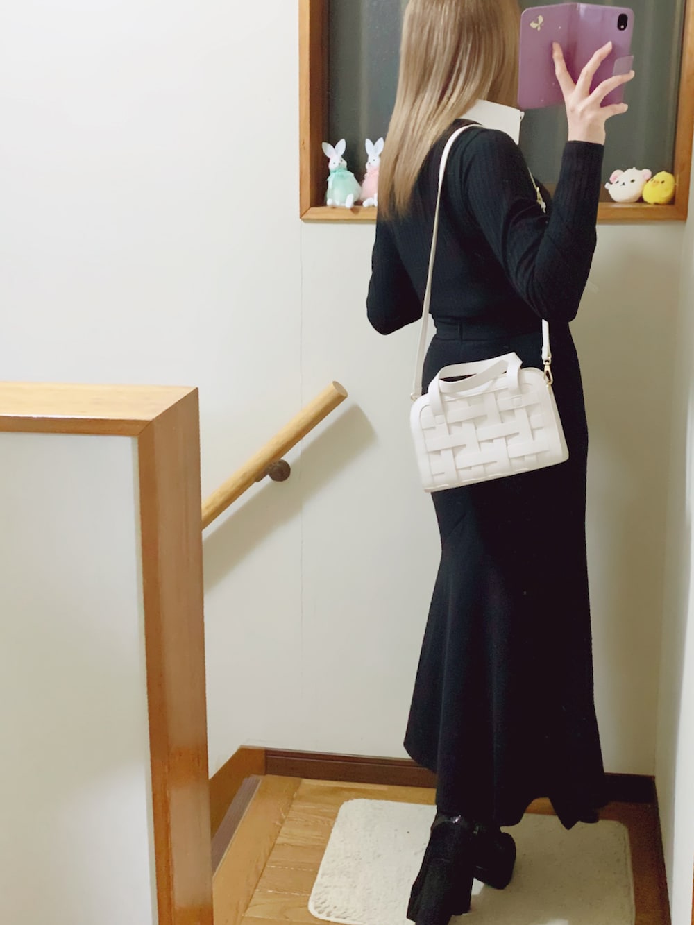 「ブラック、モノトーン、ペンシルスカート、JILLSTUART、ブーティ、rienda、今日のコーデ、ブラック×ホワイト」｜「JILL STUARTのJILLのショートブーツ🥾24cm着用🍀ヒールは10cmあるよ💦デザインが好き🥰（ブーツ、ブラック系）」を使った、mami太郎さん（レディース・162cm）の春コーディネートの5枚目の写真