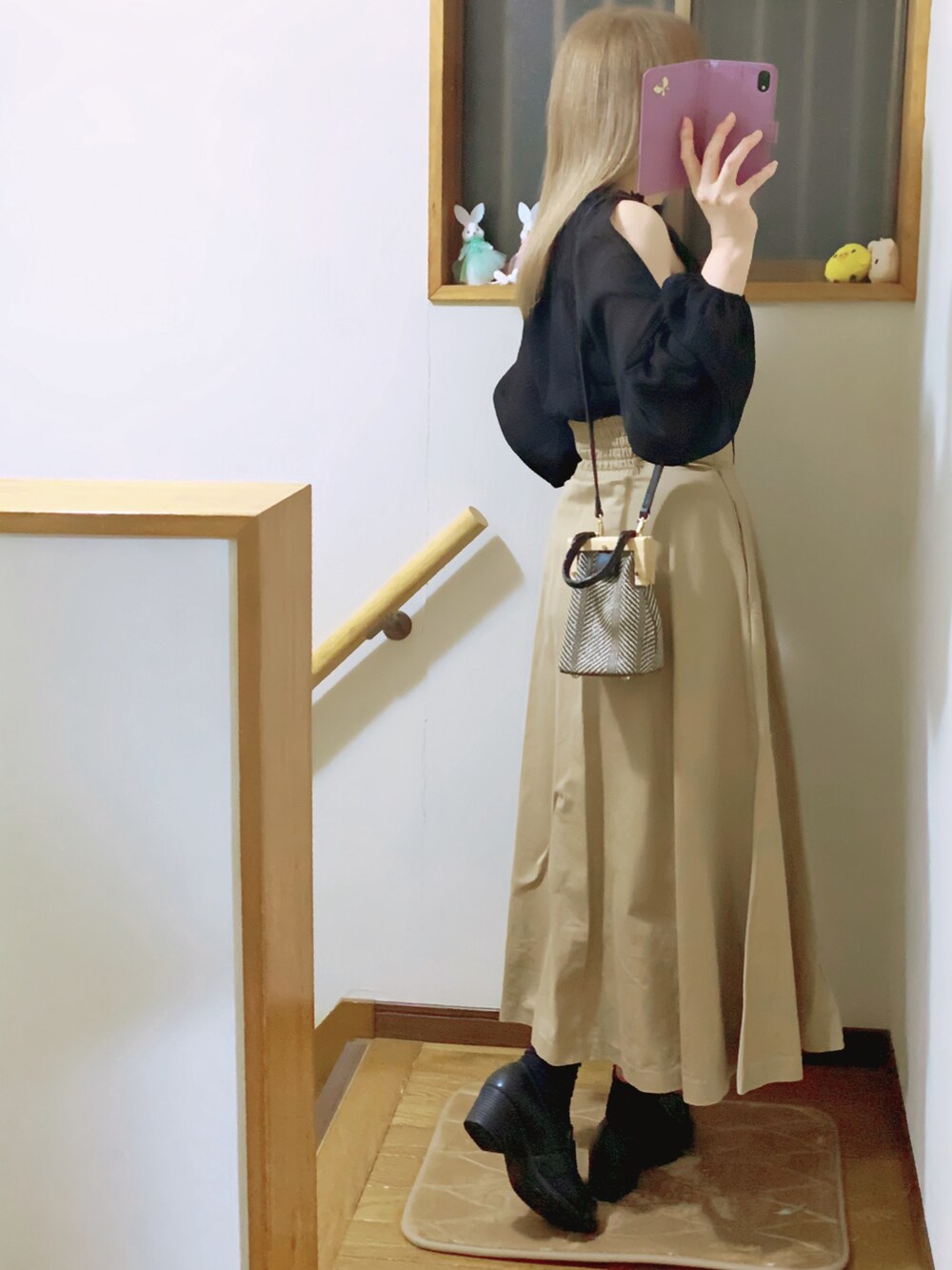 ブラック系のローファー、ブラック系のTシャツ/カットソー、ブラック系のキャミソールを着用したレディースの春コーディネートの5枚目の写真