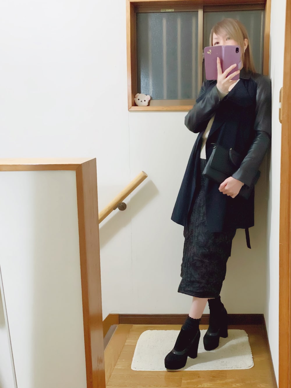 ベージュ系のニット/セーター、ブラック系のキャミソール、ブラック系のジャケット/アウターを着用したレディースの冬コーディネートの4枚目の写真