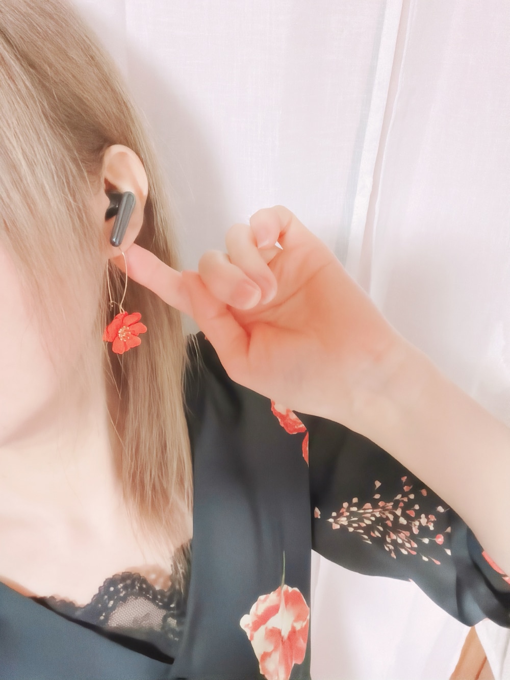 ブラック系のキャミソール、ホワイト系のカーディガン/ボレロ、ブラック系のシャツ/ブラウスを着用したレディースの冬コーディネートの4枚目の写真