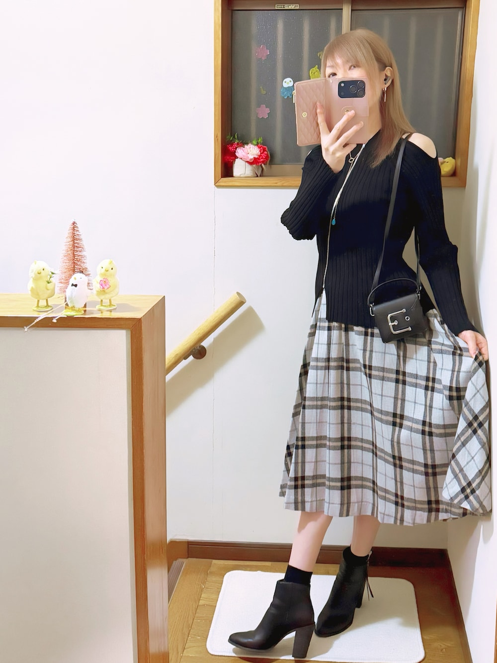 ブラック系のニット/セーター、ブラウン系のブルゾン、ブラック系のスカートを着用したレディースの春コーディネートの5枚目の写真