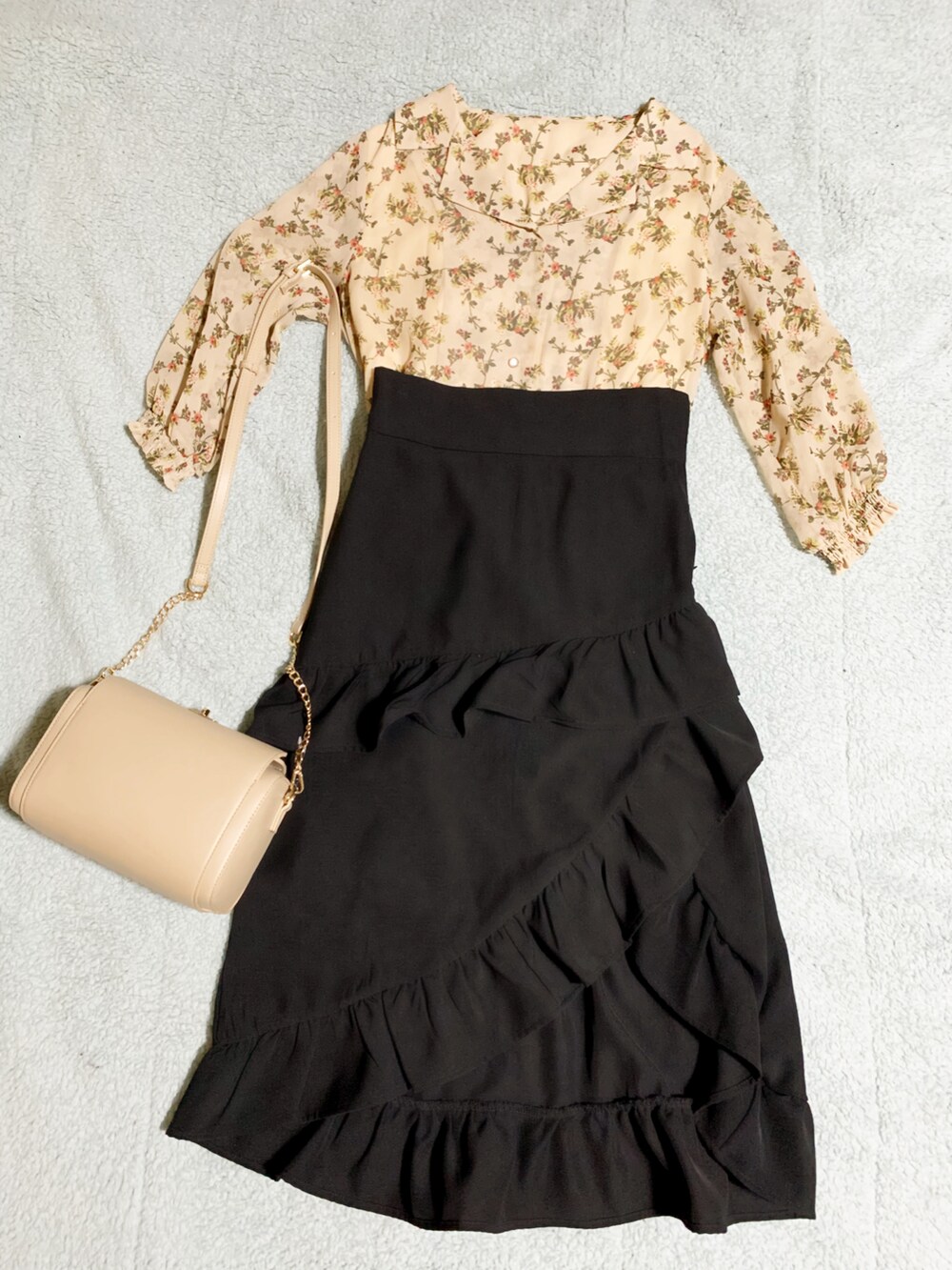 ブラウン系のパンプス、ベージュ系のショルダーバッグ、ブラック系のタンクトップを着用したレディースの秋コーディネートの5枚目の写真