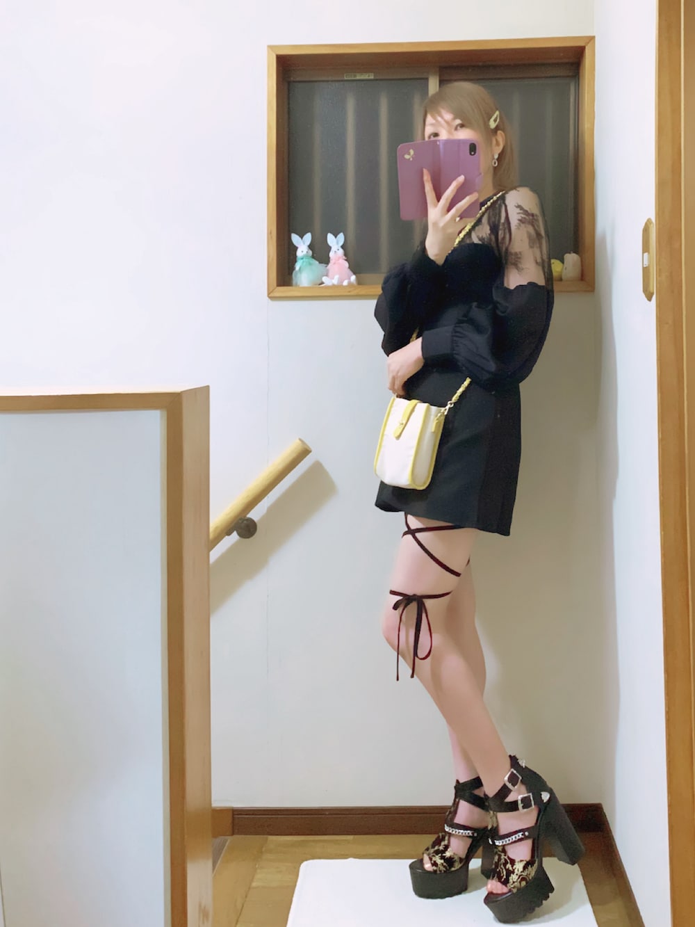 ブラック系のサンダル、ブラック系のその他パンツ、ブラック系のワンピースを着用したレディースの春コーディネートの2枚目の写真