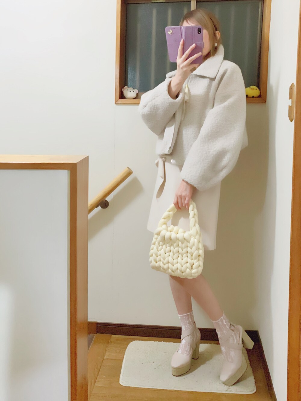 ベージュ系のサンダル、ホワイト系のトートバッグ、ホワイト系のスカートを着用したレディースの秋コーディネートの4枚目の写真