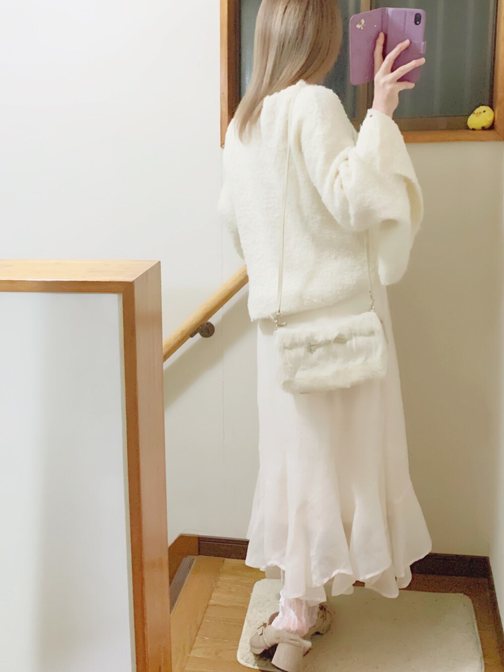 ホワイト系のその他アウター、ホワイト系のニット/セーター、ホワイト系のスカートを着用したレディースの冬コーディネートの5枚目の写真