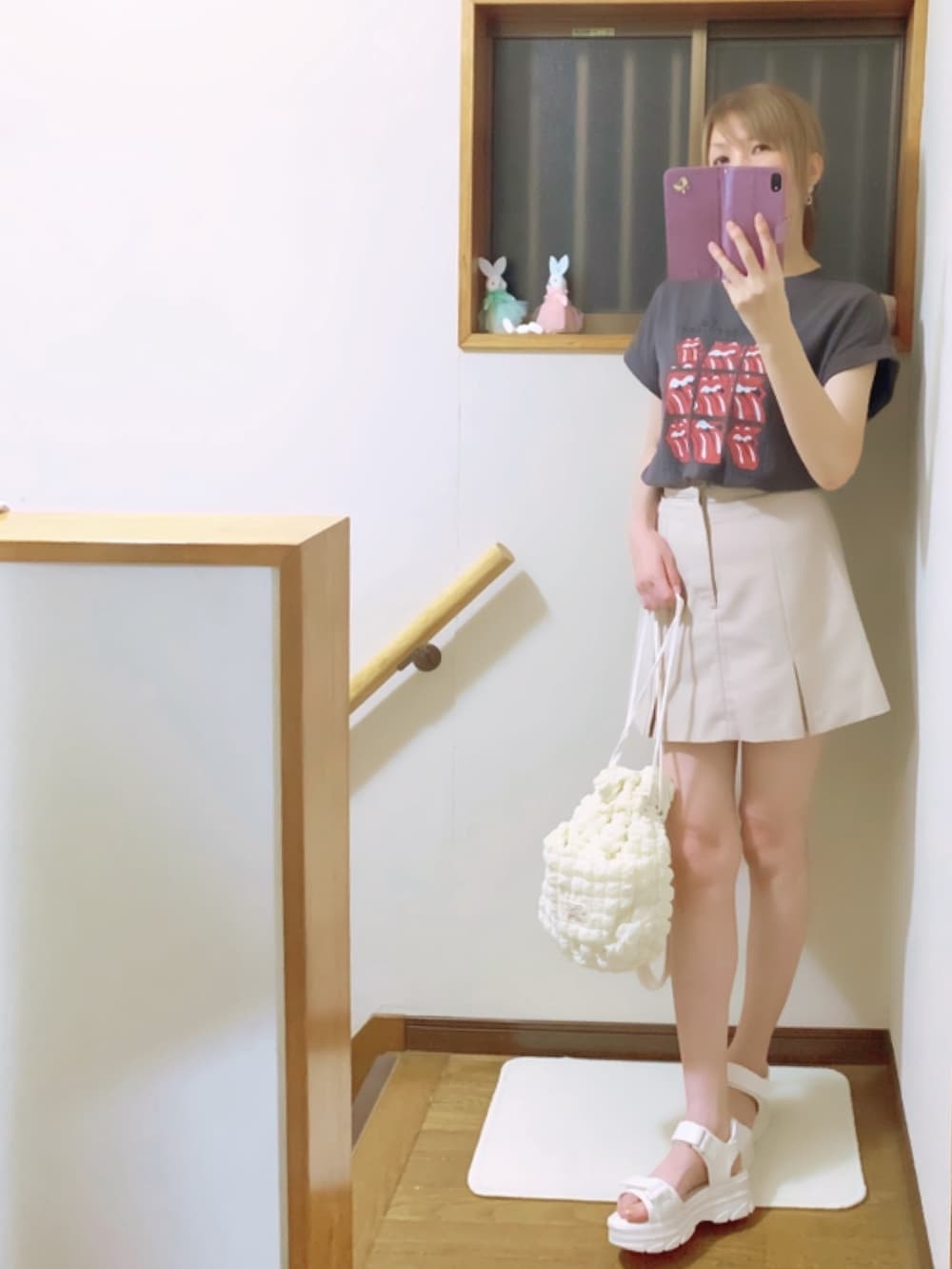 ベージュ系のスカート、ホワイト系のショルダーバッグ、グレー系のTシャツ/カットソーを着用したレディースの夏コーディネートの3枚目の写真