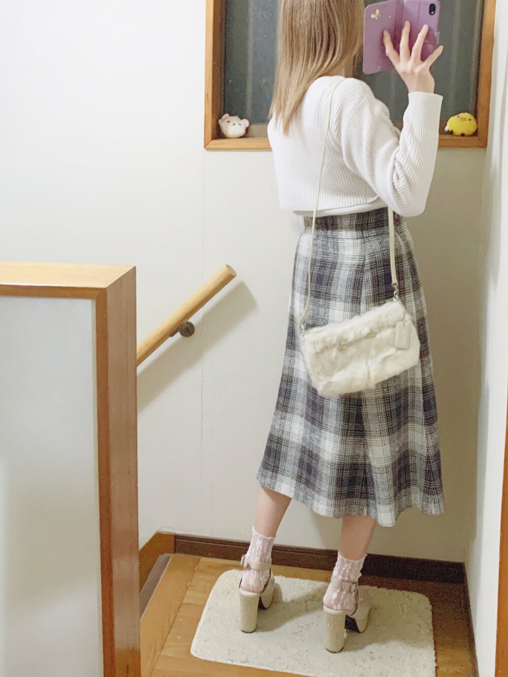 ベージュ系のサンダル、ホワイト系のショルダーバッグ、グレー系のスカートを着用したレディースの冬コーディネートの5枚目の写真