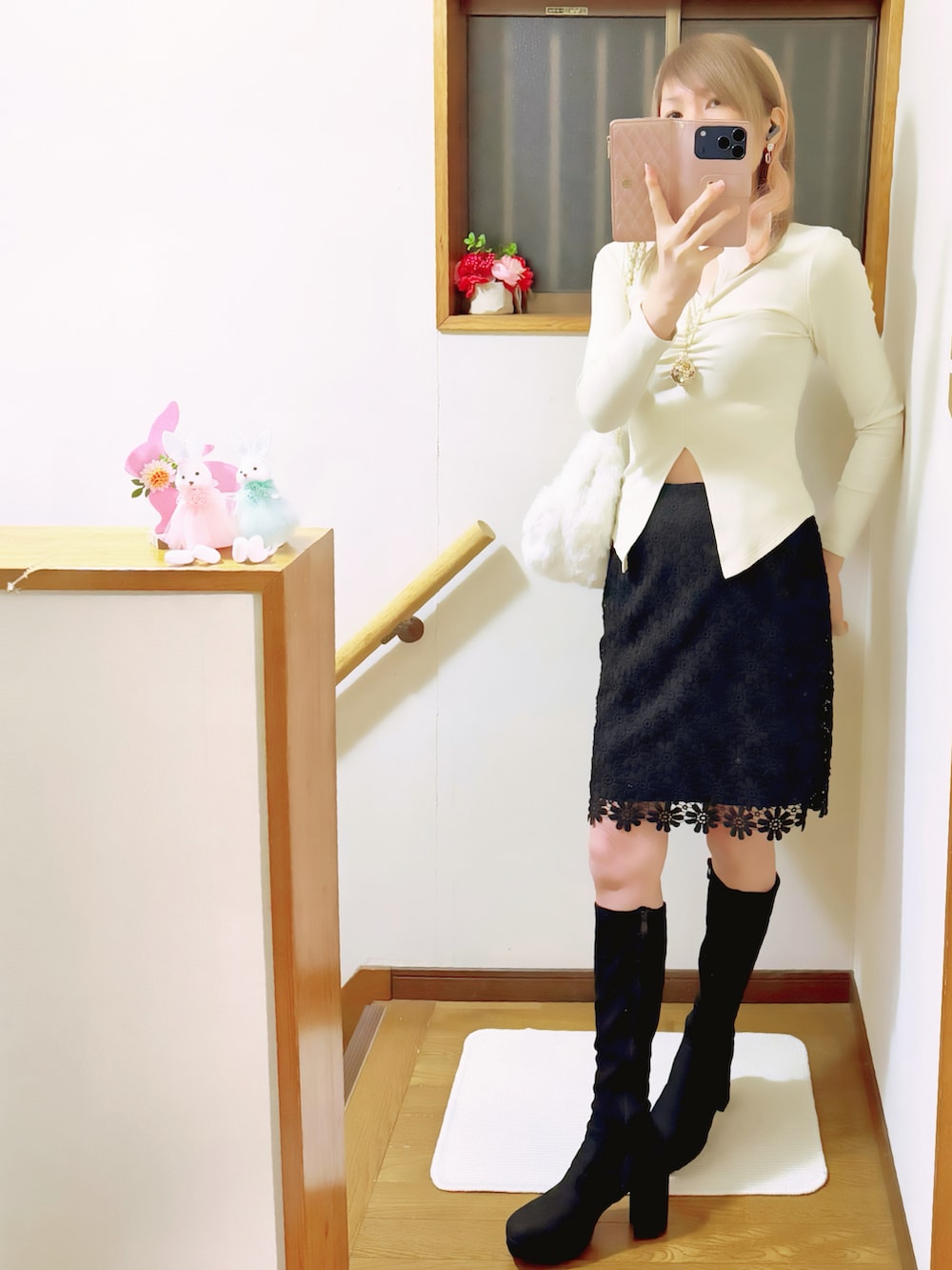 ブラック系のブーツ、ホワイト系のTシャツ/カットソー、ホワイト系のバックパック/リュックを着用したレディースの冬コーディネートの3枚目の写真