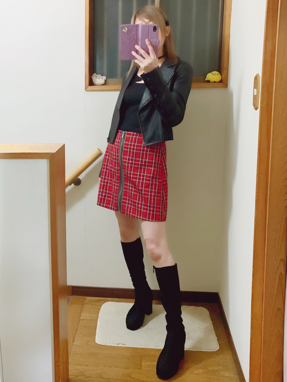 「チェックスカート、ミニスカート、stradivarius、ストラディバリウス、ラブユ.、LVEU.、ロングブーツ、フェイクレザー、ライダースジャケット、ブラック×レッド」｜「attagirlのストレッチロングブーツ（ブーツ、ブラック系）」を使った、mami太郎さん（レディース・162cm）の秋コーディネートの2枚目の写真