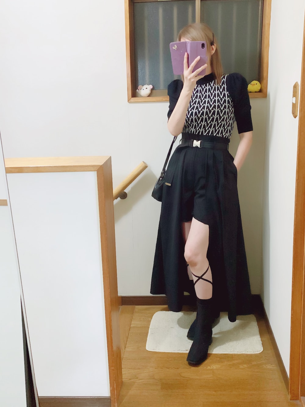 「モノトーン、モノトーンコーデ、カッコイイ女子、パワショル、ニット、ブーツ、レースアップ」｜「GRLのシンプルなニットブーツ👢（ブーツ、ブラック系）」を使った、mami太郎さん（レディース・162cm）の夏コーディネートの2枚目の写真