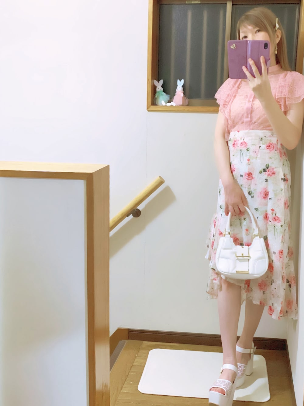 ホワイト系のショルダーバッグ、ピンク系のシャツ/ブラウス、ピンク系のキャミソールを着用したレディースの夏コーディネートの3枚目の写真