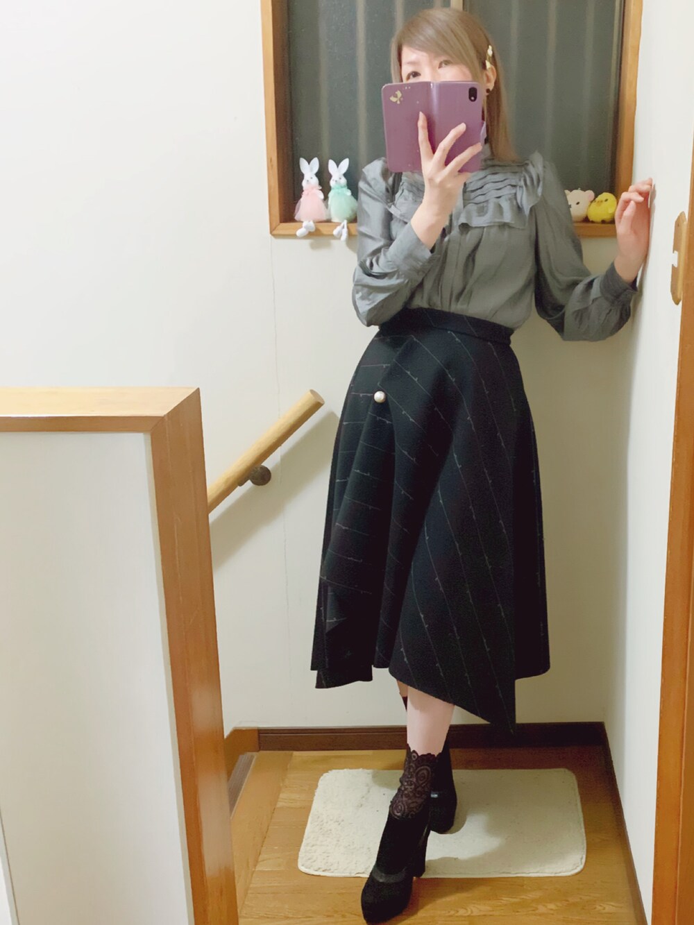 「ブラック×グレー、rienda、フレアスカート、ヘムスカート、パールボタン、今日のコーデ、レースソックス、がま口バッグ、スカートスタイル、マーキュリーデュオ(MERCURYDUO)」｜「JILL STUARTのJILLのショートブーツ🥾24cm着用🍀ヒールは10cmあるよ💦デザインが好き🥰（ブーツ、ブラック系）」を使った、mami太郎さん（レディース・162cm）の春コーディネートの4枚目の写真