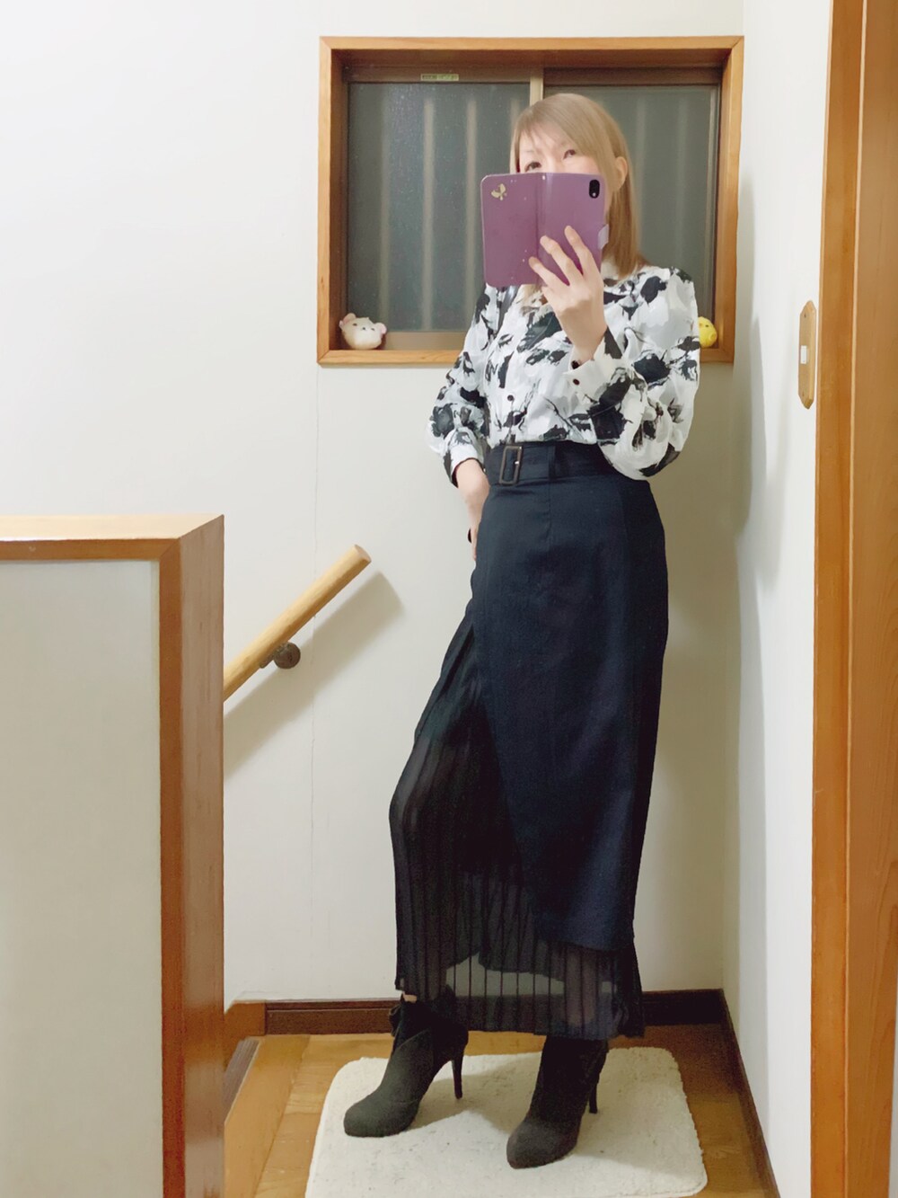 「ブラック×ホワイト、ライダースジャケット、rienda、murua、ストロベリーフィールズ、shein、SHEIN、ラップスカート、プリーツスカート」｜「STRAWBERRY-FIELDSのサイドにリボンの付いたブーティʚ🎀ɞヒールは10cm👠デザイン可愛い😆💘（ブーティ、グレー系）」を使った、mami太郎さん（レディース・162cm）の冬コーディネートの2枚目の写真