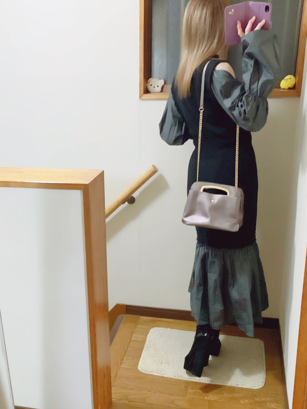 グレー系のハンドバッグ、グレー系のその他アウター、ブラック系のワンピースを着用したレディースの冬コーディネートの5枚目の写真