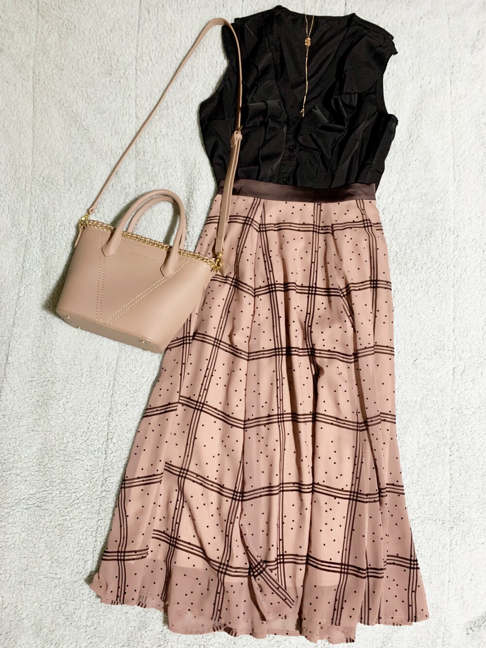 ブラック系のサンダル、ベージュ系のショルダーバッグ、ブラウン系のスカートを着用したレディースの夏コーディネートの3枚目の写真