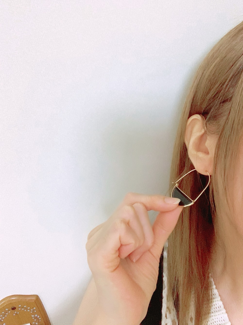 ホワイト系のドレスシューズ、ホワイト系のTシャツ/カットソー、ブラック系のサロペット/オーバーオールを着用したレディースの夏コーディネートの5枚目の写真