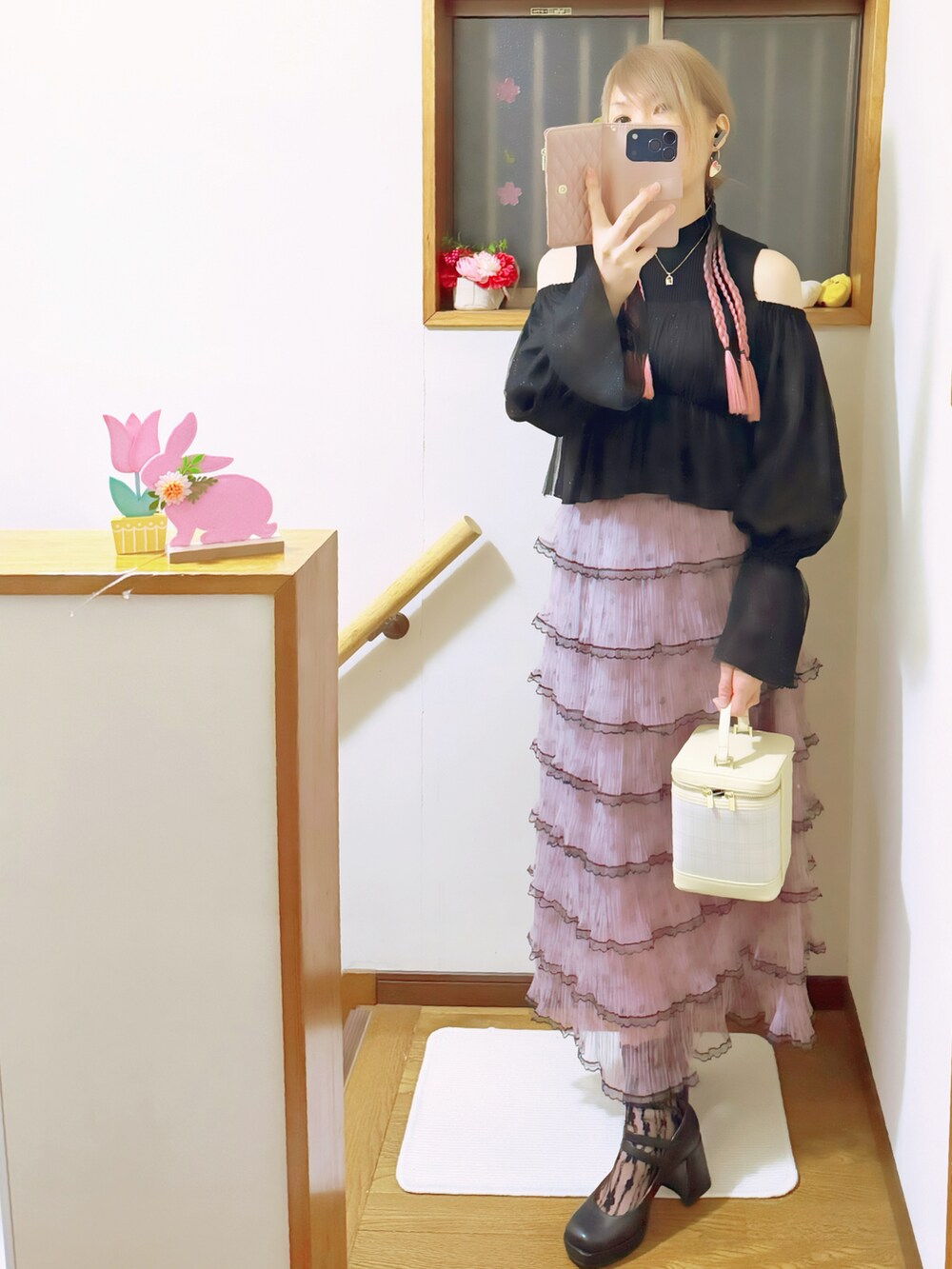 ブラック系のニット/セーター、ブラック系のパンプス、ブラック系のデニムジャケットを着用したレディースの春コーディネートの2枚目の写真