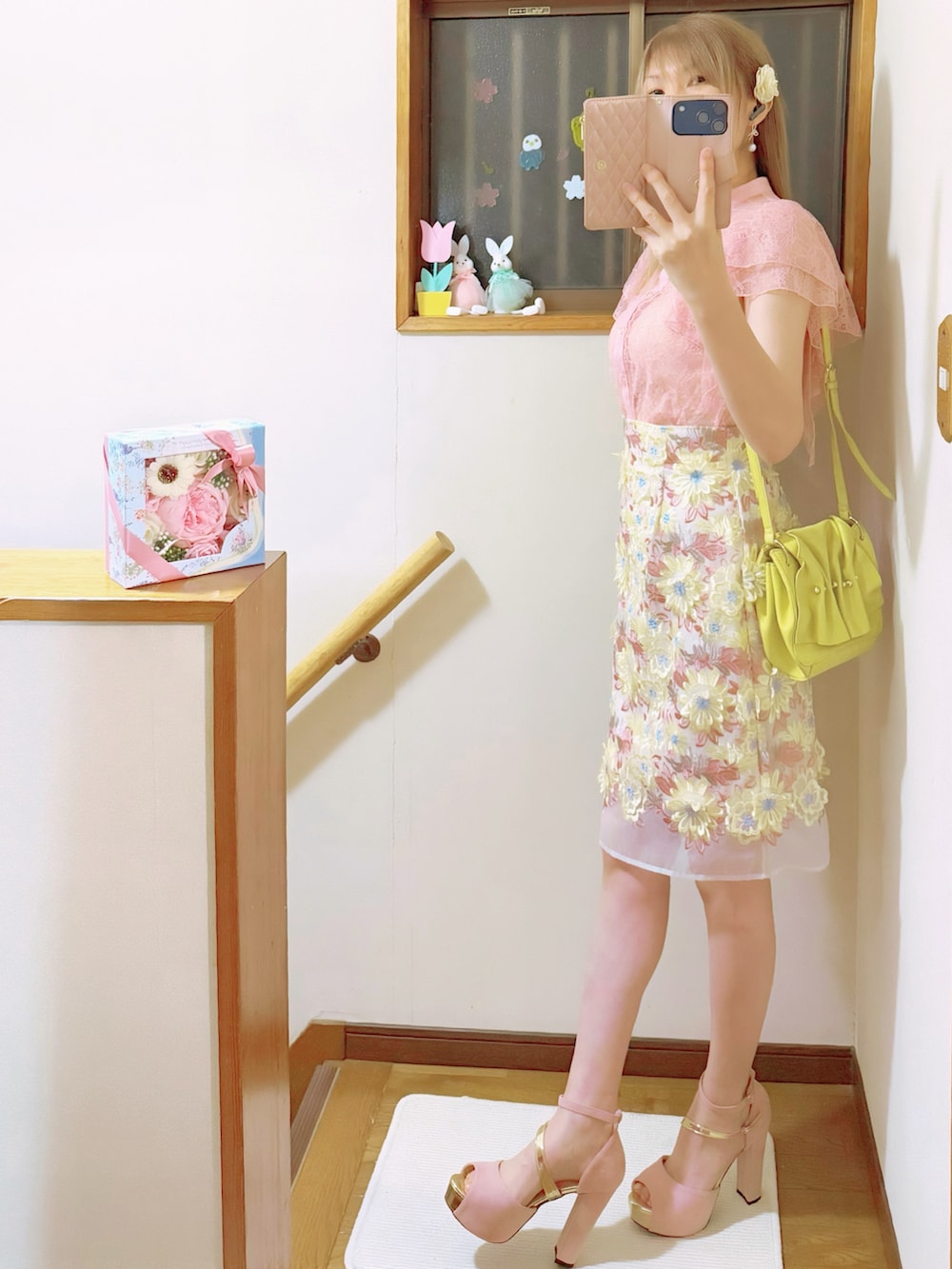 イエロー系のショルダーバッグ、ピンク系のシャツ/ブラウス、ピンク系のキャミソールを着用したレディースの夏コーディネートの2枚目の写真