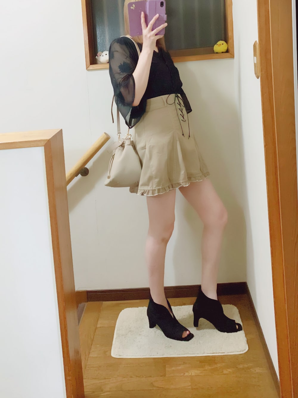 「SHEIN、ミニスカート、レースアップ、ショルダーバッグ、ブラック×ベージュ、MERCURYDUO(MERCURYDUO)、シースルー、シアートップス」｜「SNIDELのオープントゥスリットブーティ（サンダル、ブラック系）」を使った、mami太郎さん（レディース・162cm）の夏コーディネートの2枚目の写真
