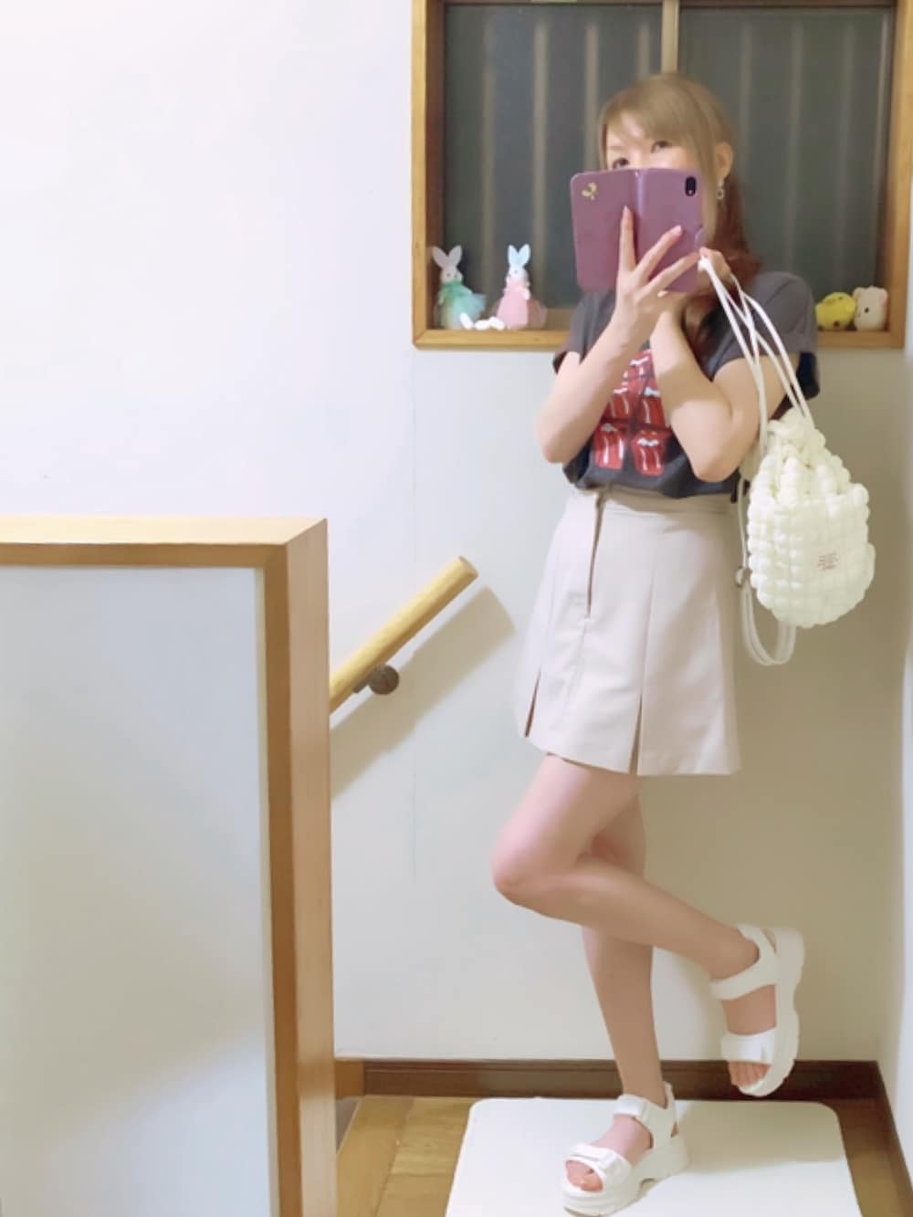 ベージュ系のスカート、ホワイト系のショルダーバッグ、グレー系のTシャツ/カットソーを着用したレディースの夏コーディネートの2枚目の写真