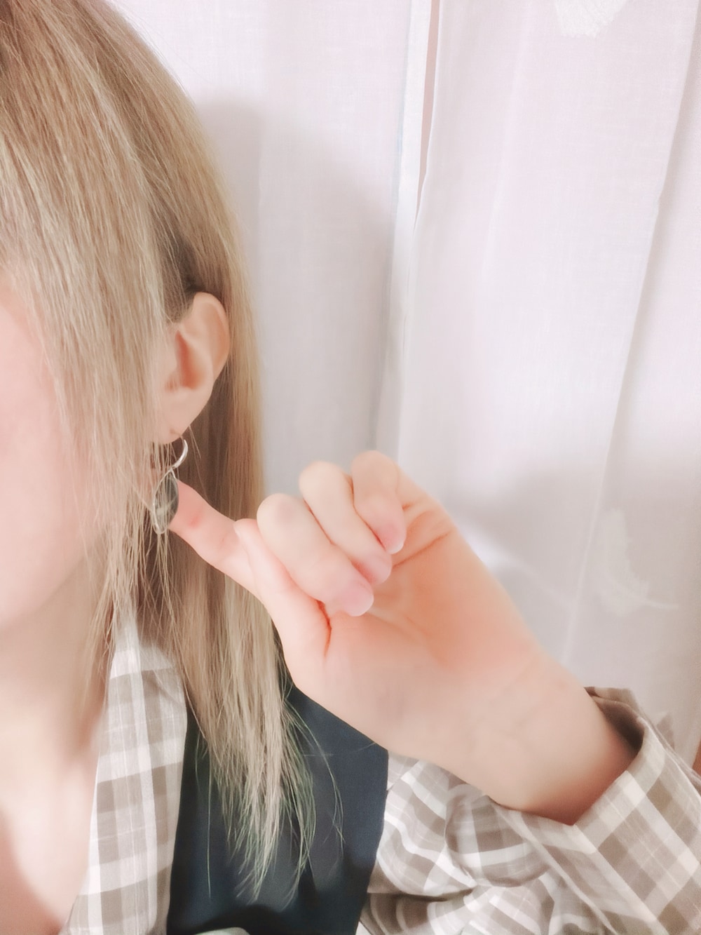 ホワイト系のチェスターコート、ブラック系のジャンパースカート、ホワイト系のショルダーバッグを着用したレディースの冬コーディネートの5枚目の写真