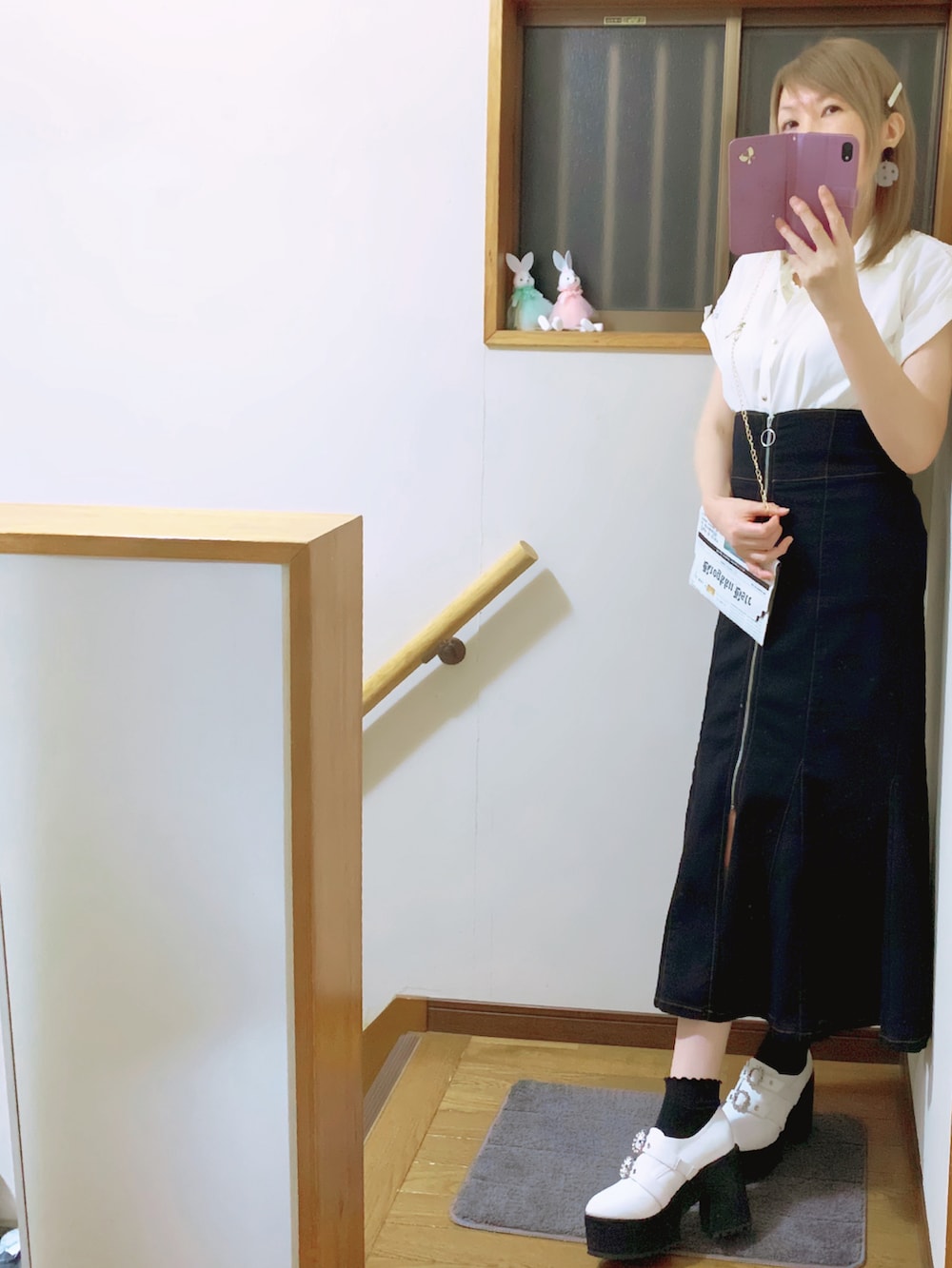 ホワイト系のドレスシューズ、ホワイト系のシャツ/ブラウス、ブラック系のデニムスカートを着用したレディースの夏コーディネートの2枚目の写真