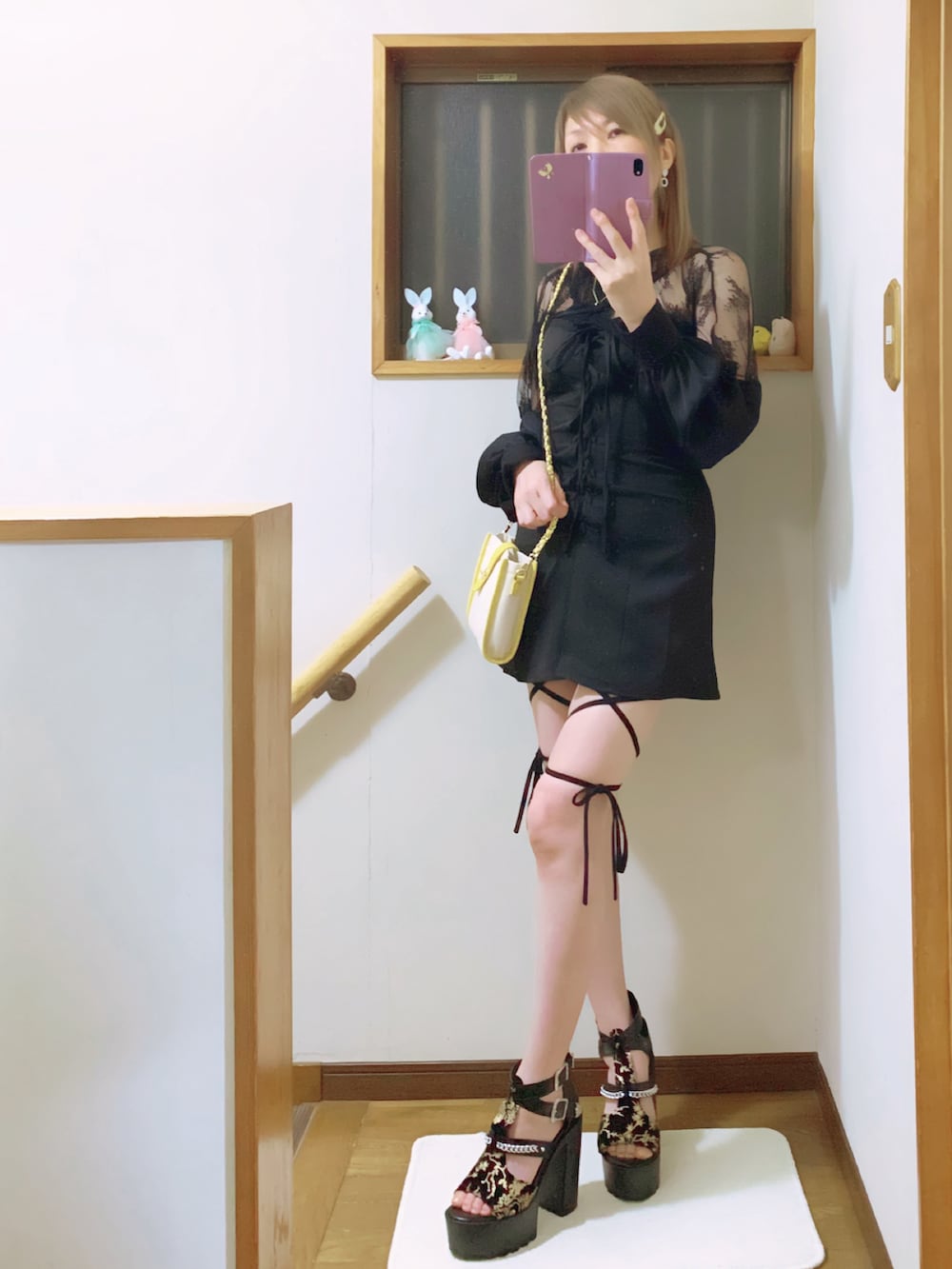 ブラック系のサンダル、ブラック系のその他パンツ、ブラック系のワンピースを着用したレディースの春コーディネートの4枚目の写真