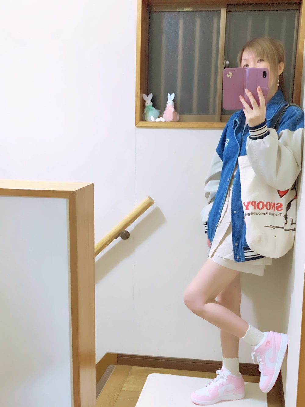 ブルー系のシャツ/ブラウス、ピンク系のタンクトップ、ブルー系のスタジャンを着用したレディースの秋コーディネートの3枚目の写真