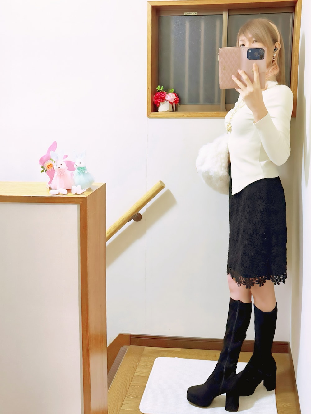 ブラック系のブーツ、ホワイト系のTシャツ/カットソー、ホワイト系のバックパック/リュックを着用したレディースの冬コーディネートの4枚目の写真