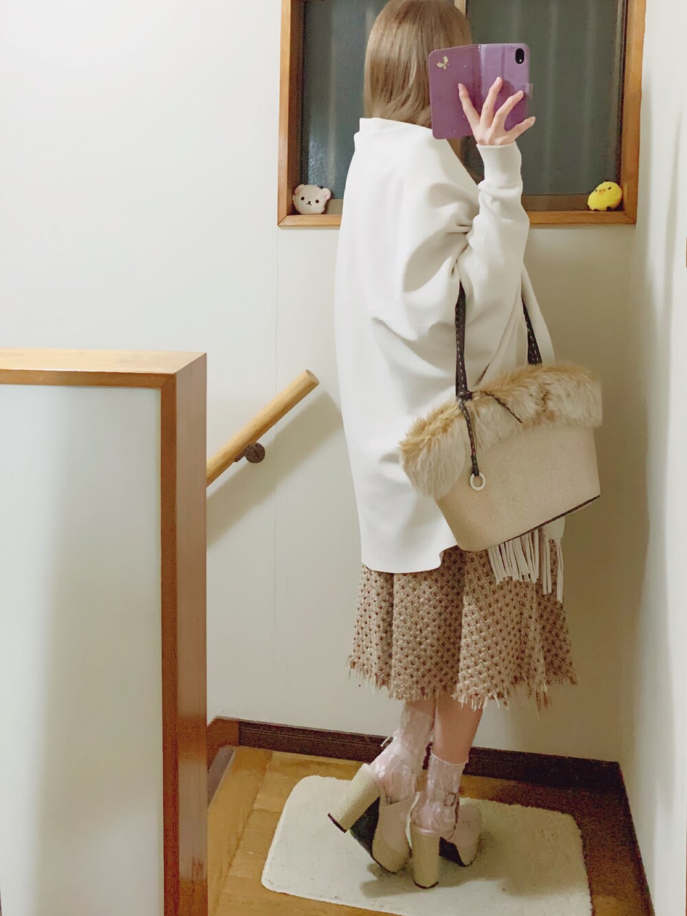 ホワイト系のシャツ/ブラウス、ベージュ系のスカート、ベージュ系のサンダルを着用したレディースの冬コーディネートの5枚目の写真