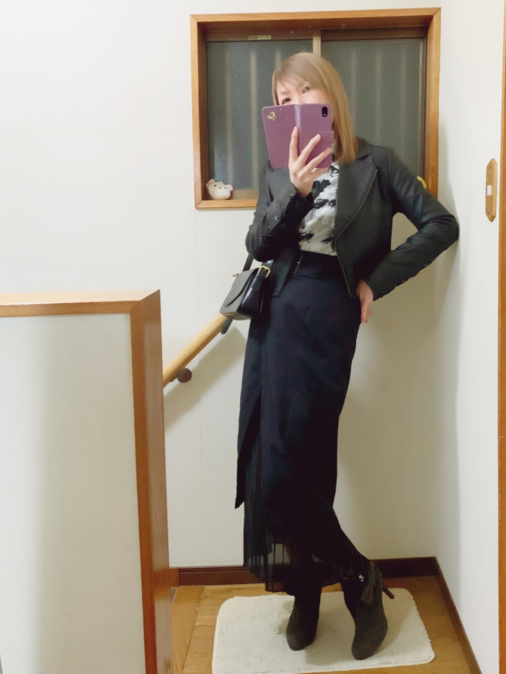 「ブラック×ホワイト、ライダースジャケット、rienda、murua、ストロベリーフィールズ、shein、SHEIN、ラップスカート、プリーツスカート」｜「STRAWBERRY-FIELDSのサイドにリボンの付いたブーティʚ🎀ɞヒールは10cm👠デザイン可愛い😆💘（ブーティ、グレー系）」を使った、mami太郎さん（レディース・162cm）の冬コーディネートの4枚目の写真