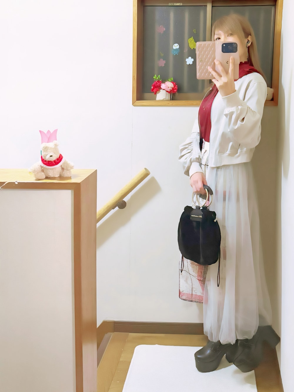 ベージュ系のブルゾン、レッド系のシャツ/ブラウス、ベージュ系のスカートを着用したレディースの春コーディネートの4枚目の写真