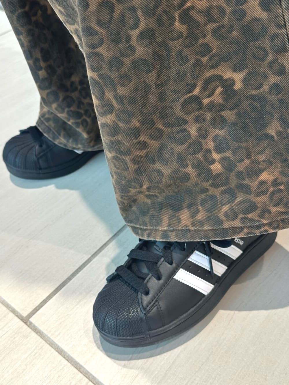 「adidas、adidas originals、adidas superstar、ファイヤーバード」｜「adidasのアディカラー クラシックス ファイヤーバード トラックトップ（ジャージ） / トラックジャケット / アディダスオリジナルス adidas Originals（ジャージ、ブラック系）」を使った、Y.Wさん（レディース・159cm）の夏コーディネートの4枚目の写真