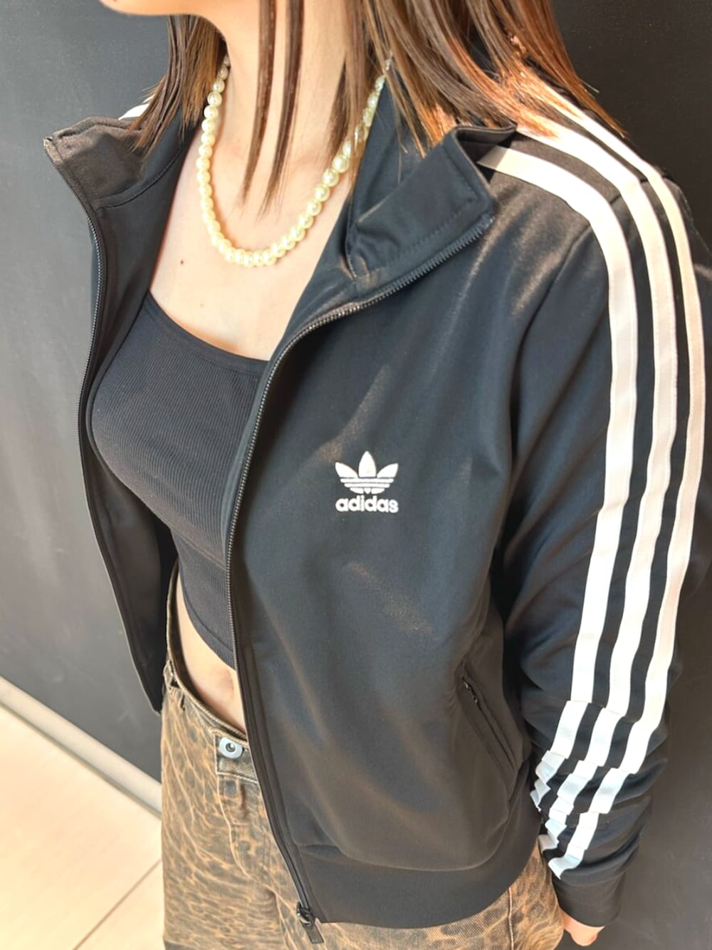 「adidas、adidas originals、adidas superstar、ファイヤーバード」｜「adidasのアディカラー クラシックス ファイヤーバード トラックトップ（ジャージ） / トラックジャケット / アディダスオリジナルス adidas Originals（ジャージ、ブラック系）」を使った、Y.Wさん（レディース・159cm）の夏コーディネートの3枚目の写真