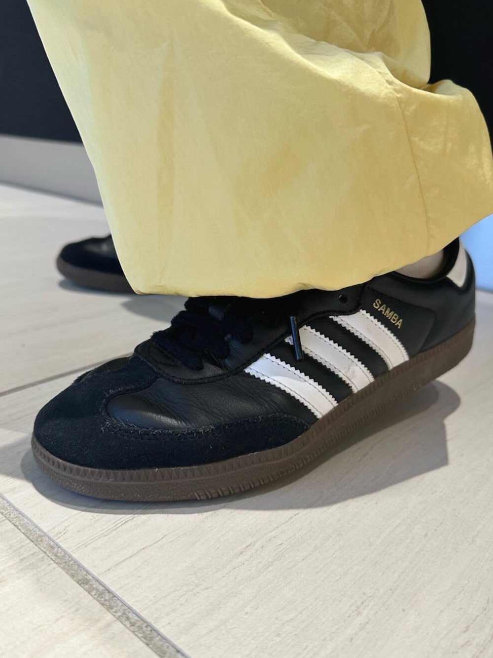 「adidas、adidas originals、シャカパン、samba、アディダススニーカー、アディダスコーデ」｜「adidasのアディカラー チームガイスト オーバーサイズ トラックパンツ / アディダスオリジナルス adidas Originals（その他パンツ、イエロー系）」を使った、Y.Wさん（レディース・159cm）の夏コーディネートの4枚目の写真