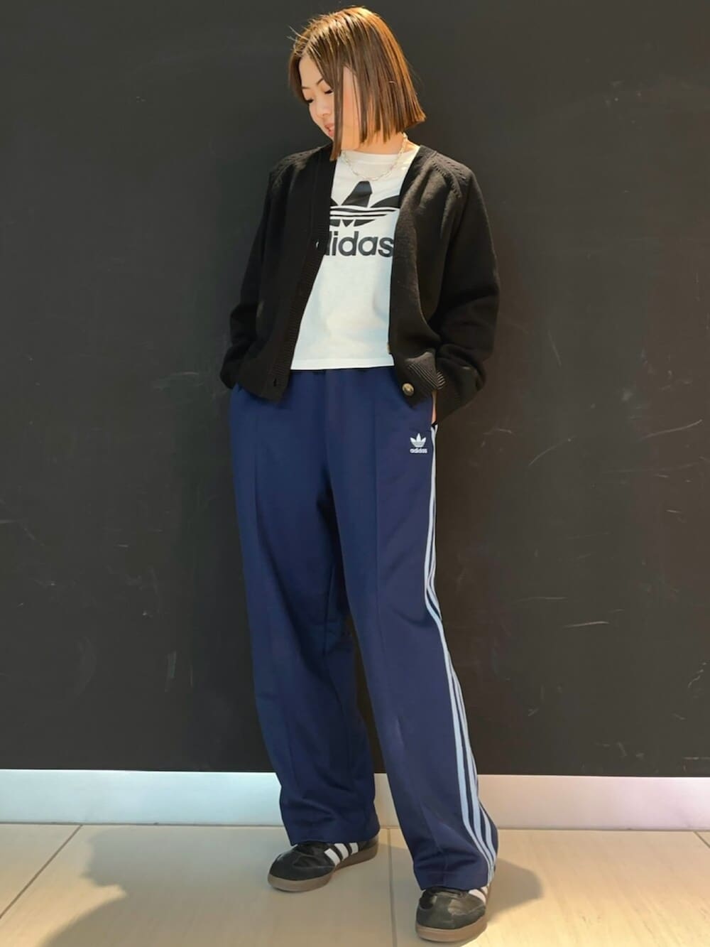 「アディダス、トラックパンツ、春コーデ、アディダスオリジナルス、ネイビーパンツ、adidasスニーカー、アディダスコーデ、春コーデレディース」｜「adidasのアディカラー バギーフィット ファイヤーバードトラックパンツ（ジャージ）（パンツ、ブルー系）」を使った、Y.Wさん（レディース・159cm）の春コーディネートの2枚目の写真