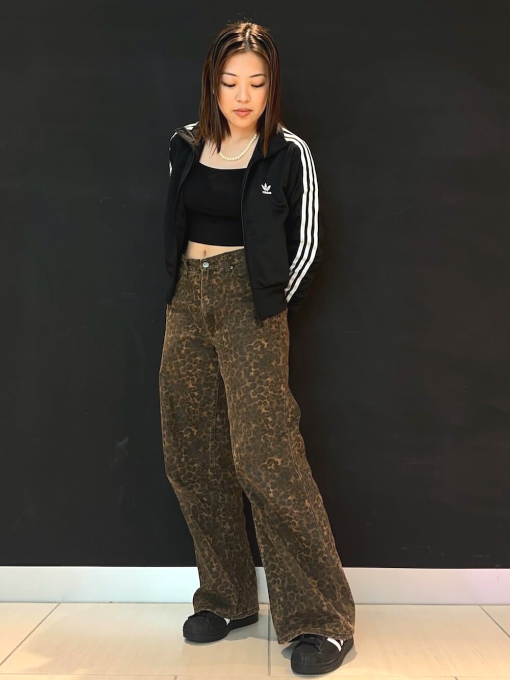 「adidas、adidas originals、adidas superstar、ファイヤーバード」｜「adidasのアディカラー クラシックス ファイヤーバード トラックトップ（ジャージ） / トラックジャケット / アディダスオリジナルス adidas Originals（ジャージ、ブラック系）」を使った、Y.Wさん（レディース・159cm）の夏コーディネートの2枚目の写真