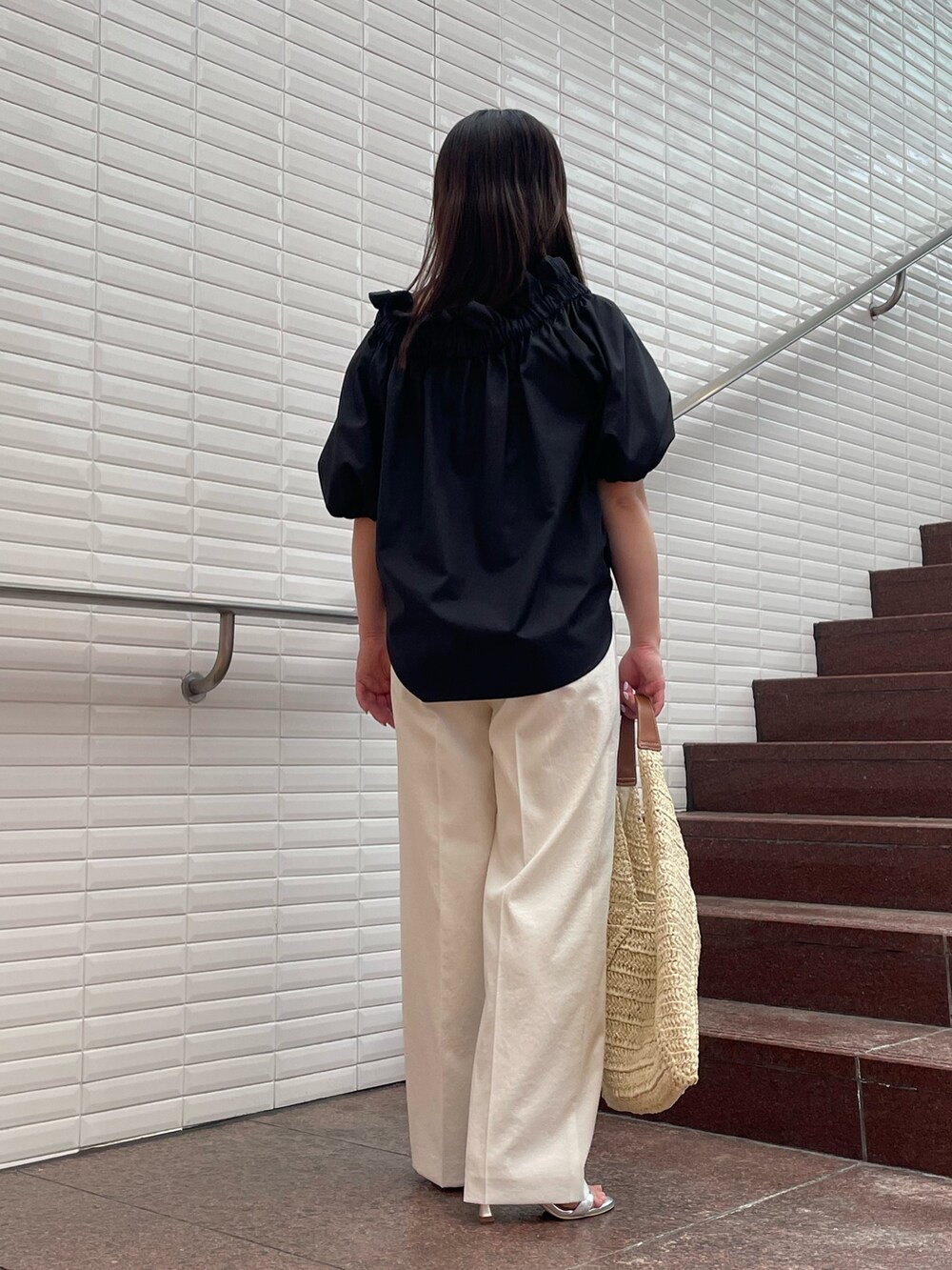 「夏コーデ、おでかけコーデ、大人女子、シンプルカジュアル、オトナ女子、夏、パンツコーデ、モノトーンコーデ、初夏コーデ、きれいめカジュアル」｜「NOLLEY’S Sophiのウォッシャブル麻調ドライシャンタンライトワイドパンツ（その他パンツ、ホワイト系）」を使った、モチヅキさん（レディース・150cm）の夏コーディネートの4枚目の写真